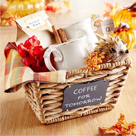 Gift basket with coffee and mugs. Gift Baskets With Blankets, Host Gift Basket, Fall Gift Basket Ideas, Hospitality Baskets, Fall Gift Baskets, Homemade Gift Baskets, Housewarming Gift Baskets, Boyfriend Gift Basket, Best Gift Baskets