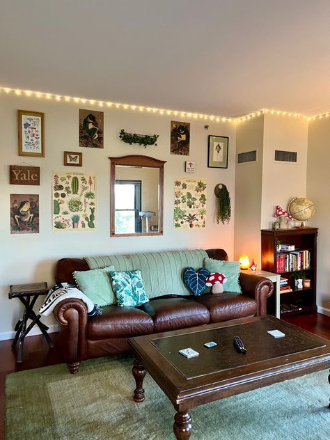 Hobbit-core forest-core forest academia cottagecore moss-core home interior design Goblin Core Living Room, Married Apartment, Forest Academia, Living Room Cottagecore, Hobbit Core, Mushroom Core, Vintage Core, Mood Bored, Forest Core