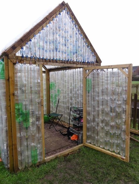 Plastic Bottle Greenhouse, Reuse Plastic Bottles, Eco Garden, Small Greenhouse, Greenhouse Plans, Diy Greenhouse, Garden Greenhouse, School Garden, Plastic Bottle Crafts