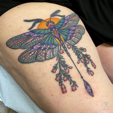 Dragonfly Eye Tattoo, Colorful Dragonfly Tattoo Ideas, Thigh Dragonfly Tattoo, Neotraditional Dragonfly Tattoo, Trippy Dragonfly Tattoo, Colorful Bug Tattoo, Dragonfly Tattoo Traditional, Colored Dragonfly Tattoo, Colorful Dragonfly Tattoo