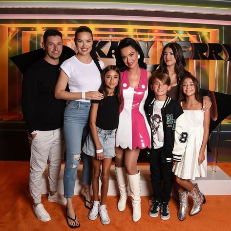 Adriana lima and her family with Katy Perry Lima Model, Adriana Lima Young, Julian Edelman, Elite Model Management, Vs Models, Model Look, Harper’s Bazaar, Modeling Career, Adriana Lima