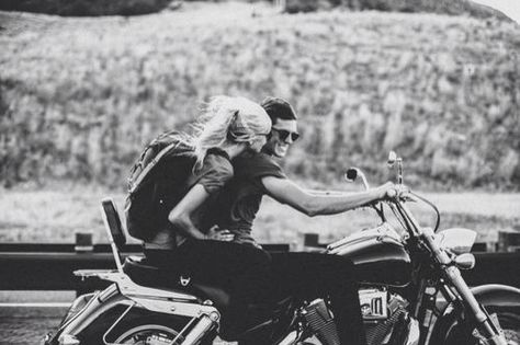 Pinterest: banhthixim12344 Pose Pengantin, Motorcycle Couple, Tumblr Couples, Couple Romance, Caroline Forbes, Into The Wild, Shooting Photo, This Is Love, Two People