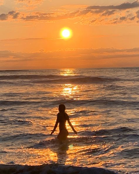 Beach Silhouette Photography, Beach Aesthetic Sunrise, Sunrise At The Beach Pictures, Sunrise Beach Pictures Instagram, Beach Sunrise Photos, Beach Shadow Pictures, Sunrise Pictures Instagram, Sunrise Photo Ideas, Beach Pictures Sunrise