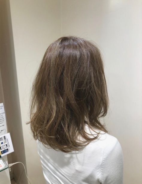 Light Layers Mid Length Hair, Short Lightly Layered Hair, Brunette Aesthetic Hair, Mid Long Straight Hair, Mid Long Layered Hair, No Layers Short Hair, Short Brunette Layered Hair, Light Brown Short Layered Hair, Short To Mid Length Hair With Layers