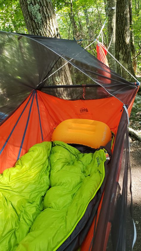 Nothing beats hammocks for a comfy night’s sleep in the outdoor. They have become quite popular with campers, scouting groups, and backpackers because they not only offer protection from pests and other elements, but also they keep one out of dirt. In this article, we will teach you how to choose the right hammock, but first things first, here are some of the most famous types of hammocks. Hammock Hacks, Niamh Aesthetic, Hammock Backpacking, Sleeping In A Hammock, Camping Hammock Tent, Hammock Sleeping, Sleeping Hammock, Hammock Camping Gear, Backpacking Hammock