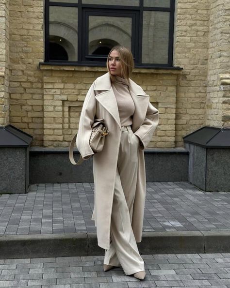 Longline Coat Outfits, Maxi Coat Outfit, Boss Lady Outfit, Long Coat Outfit, Stylish Outfits Casual, Look Office, Classy Winter Outfits, Fashion Top Outfits, Winter Outfits Cold