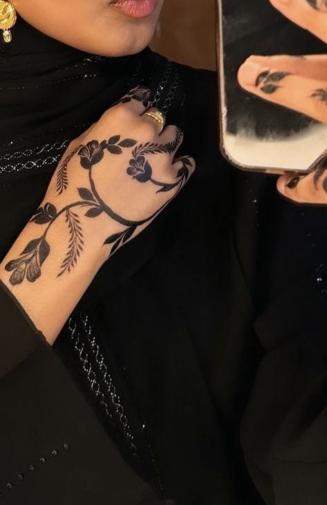 Black Henna Designs Arabic, Black Henna Designs, Henna Styles, White Henna Designs, Cute Henna Tattoos, Henna Inspo, Henna Nails, Henna Inspired Tattoos, Cute Henna