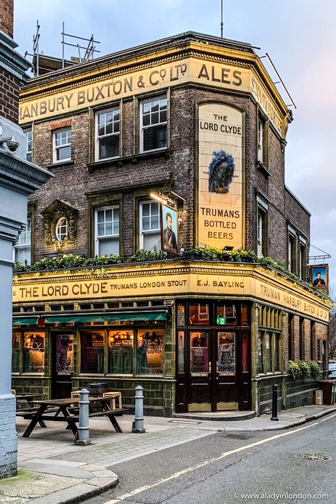 This guide to the best London pubs will show you historic pubs in London, London pub interior photos, old London pubs, pretty pubs in London, and beautiful pubs in London. #pub #pubs #london #londontravel #londonhistory #londonarchitecture English Pub Exterior, Pub Exterior, England Castles, Breakfast London, Southwark London, Pubs In London, Wood Panelling, British Pub, Best Pubs