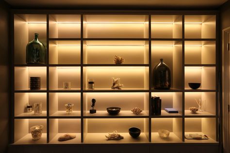 Display Cabinet Lighting Ideas, Trophy Shelf Ideas Interior Design, Book Shelf Lighting, Wall Display Design, Shelves With Lights, Shelving Lighting, Shelves Lighting, Shelf Lights, Led Shelf Lighting