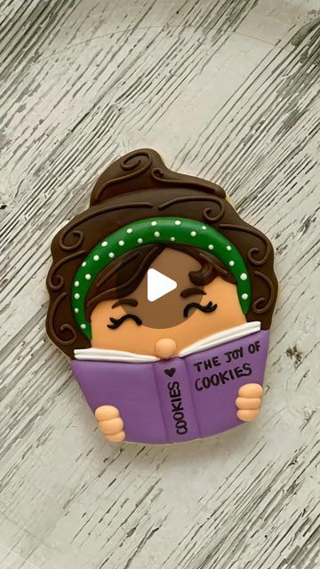 Brandi Garcia on Instagram: "Happy Flippin’ Friday! It’s the day of the week when I share a cookie cutter “flip” by decorating a cookie as something other than the cutter was intended.

This week, a cupcake into a gal reading 🧁➡️📖 Right now I have a stack of books on my nightstand waiting to be read and very little time to sit down and enjoy them 😔 Audiobooks are okay, but I prefer to actually hold and read a book. What are you - an audiobook or physical book lover? 

#cookies #flipthatcutter #cookiedecorating #sanantoniocookier #flippinfriday" Notebook Cookies, Library Cookies Decorated, Cookie Flips, Reading Cookies Decorated, Bookmark Cookies, Book Sugar Cookies Decorated, Book Club Cookies, Stack Of Books Cookies Decorated, Book Cookies