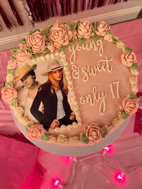 Harry Styles And Taylor Swift Birthday Cake, 17th Birthday Taylor Swift, All Too Well Birthday Cake, Harry Styles Bday Cake, Taylor Swift 17th Birthday Cake, Taylor Swift 16th Birthday Cake, Harry Styles Cake Ideas, Harry Styles Cake Ideas Birthday, Taylor Swift Bday Cake