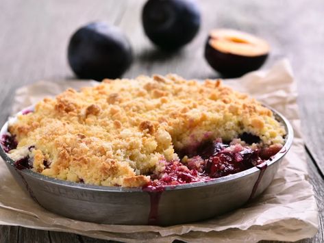 Crumble aux prunes : Recette de Crumble aux prunes - Marmiton Blackberry Crisp, Summer Fruit Desserts, Crisp Recipes, Plum Crumble, Recipes Fruit, Plum Recipes, Produce Recipes, Rhubarb Crumble, Berry Crumble