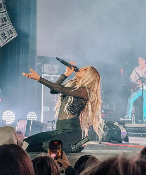 Kelsea Ballerini Concert Aesthetic, Country Star Aesthetic, Kelsea Ballerini Heartfirst Tour, Kelsey Ballerini Concert Outfit, Kelsea Ballerini Concert Outfit, Kelsea Ballerini Hair, Kelsea Ballerini Aesthetic, Kelsea Ballerini Outfits Concert, Kelsea Ballerini Outfits