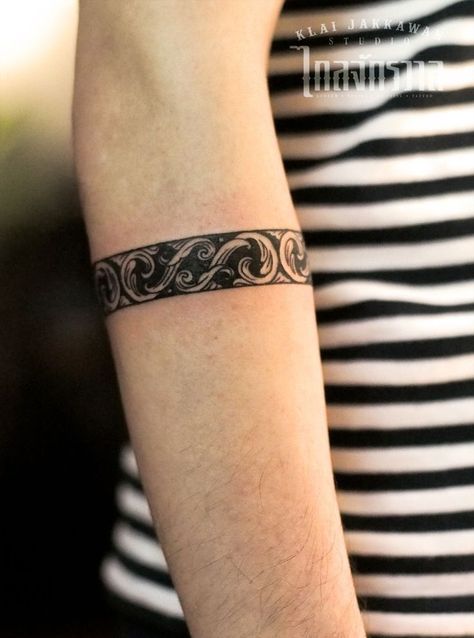 Ankle Band Tattoo, Herren Hand Tattoos, Wrist Band Tattoo, Tattoo Studio Design, Tattoo Band, Bracelet Tattoo, Forearm Band Tattoos, Band Tattoo Designs, Studio Tattoo