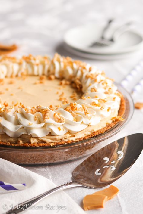 Caramelized White Chocolate Pie - A baJillian Recipes White Chocolate Pie, Chocolate Cream Filling, Pudding Pie Recipes, Chocolate Mousse Pie, White Chocolate Cream, Caramelized White Chocolate, Pudding Pies, Chocolate Cream Pie, Tart Baking