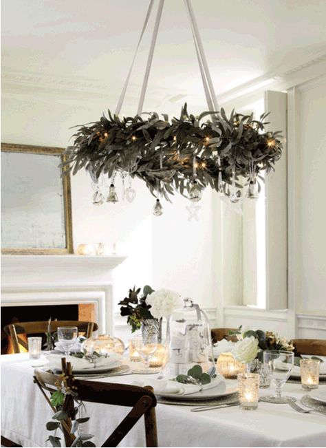 Hanging Wreaths from the Ceiling Christmas Decorated Chandeliers, Thanksgiving Table Settings Centerpieces, Decorate Chandelier, Cosy Season, Christmas Chandelier, White Baubles, White Garland, Diy Jul, Traditional Christmas Decorations