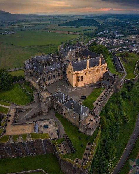 Linh Do - 🏰Stirling Castle 📍 Scotland ⌛ Built in the 12th... Scotland Stirling, Stirling Castle Scotland, Architecture Antique, Scottish History, Stirling Castle, Queen Of Scots, Castle Scotland, Castle Mansion, European Castles