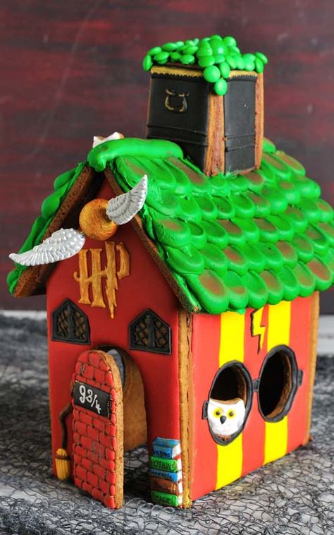 Beetlejuice Gingerbread House, Stranger Things Gingerbread House, Harry Potter Gingerbread House Ideas, Gingerbread House Harry Potter, Hogwarts Recipes, Gingerbread House Disney, Harry Potter Gingerbread House, Gingerbread House Themes, Creative Gingerbread House