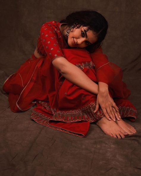 Curly Hair Celebrities, Denim Refashion, Anupama Parameswaran, Saree Poses, Indian Photoshoot, Indian Dresses Traditional, Saree Photoshoot, Saree Models, Red Saree