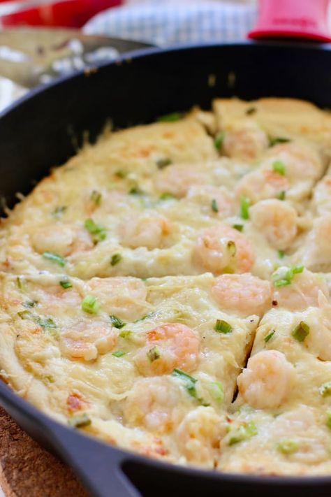 Shrimp Alfredo Pizza! - Creamy Easy to make Restaurant Quality Pizza at Home! Once you make this Alfredo based pizza you will be throwing everyone on it! Friday nights will never be the same! #homemadepizza #easypizzaathome #shrimppizza #castironpizza #skilletpizza #sheetpanpizza #whitepizza Smoked Salmon Pizza, Shrimp Pizza, Seafood Pizza, Alfredo Pizza, Best Homemade Pizza, Shrimp Alfredo, Pizza Recipes Homemade, Easy Pizza, Pizza Recipes Dough