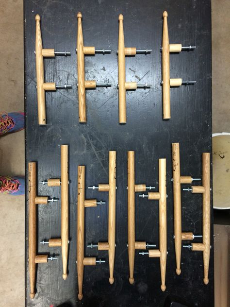 Up cycled drum sticks- drum stick cabinet door and drawer pulls. Drum Stick Holder, Drumstick Crafts, Drumstick Storage, Drum Decor, Drum Room Ideas, Drum Lessons For Kids, Drum Craft, Music Furniture, Kids Drum Set