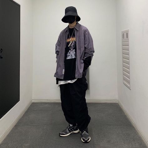 Streetstyle Aesthetic Outfits Men, Mens Street Fashion Korea, Korean Street Men Fashion, Asian Fashion Men Street, Streetwear Korean Men, Asian Male Street Fashion, Mens Asian Streetwear, Korean Hip Hop Fashion Men, Kpop Street Style Men