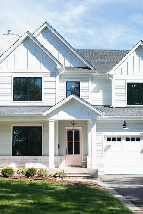 Modern White Farmhouse Exterior with Light Pink Front Door #farmhouse #modernfarmhouse #farmhouseexterior #whitefarmhouse Modern White Farmhouse Exterior, Modern White Farmhouse, Farmhouse Exterior Ideas, Exterior Farmhouse, White Farmhouse Exterior, Farmhouse Style Lighting, White Siding, Farmhouse Exterior Design, Modern Farmhouse Exterior