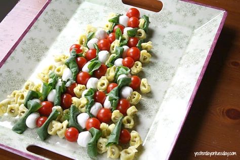 Christmas trees in the kitchen or dining room don't usually make the most sense. However, we'll make an exception for these fun look-alike treats. Because presentation is key this time of year. Whether you want to get creative with a cheese platter or make DIY sweets, these are some of our favorite edible Christmas trees. Christmas Skewers, Caprese Christmas, Tortellini Caprese Salad, Salad Skewers, Caprese Salad Skewers, Spinach Tortellini, Caprese Skewers, Xmas Food, Great Appetizers