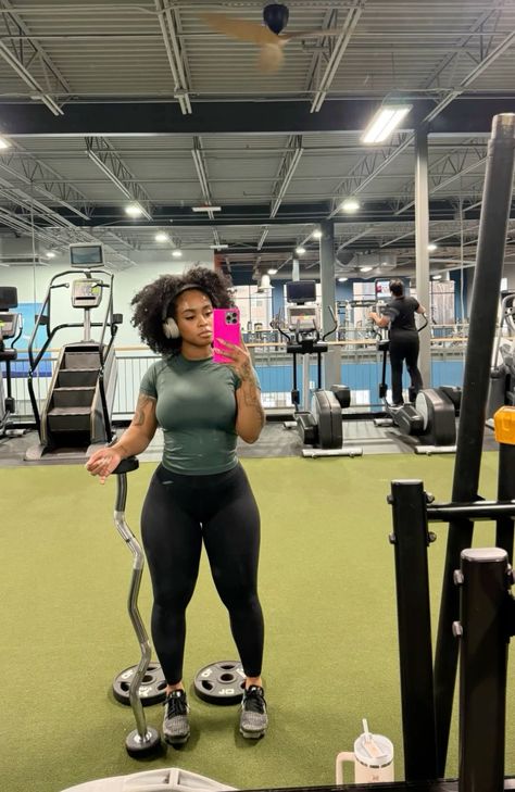 Discipline is the Best Motivator. Black Woman Gym Outfits, Gym Looks Black Women, Black Gym Baddie, Black Fit Woman Aesthetic, Realistic Gym Body Goals, Black Womens Fit Body Goals Curvy, 175 Pounds Women, Gym Body Goal Black Women, Gym Black Girlies Aesthetic