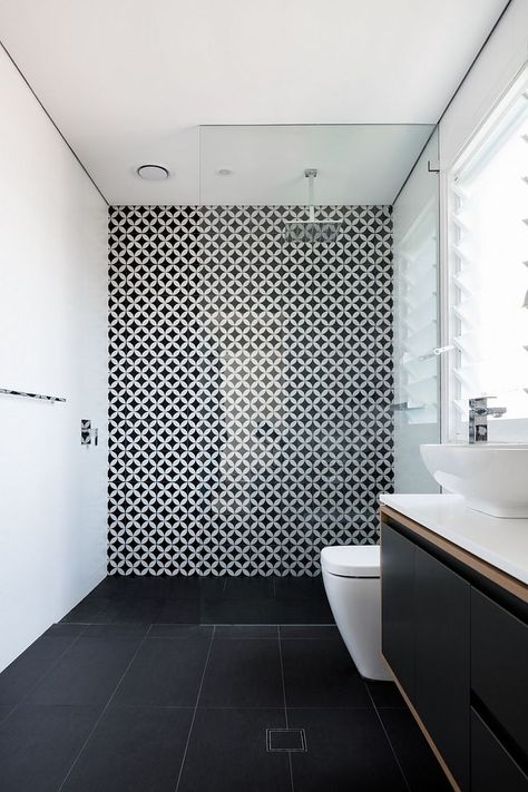 Black And White Tiles Bathroom, Black White Bathrooms, White Bathroom Designs, White Bathroom Decor, White Bathroom Tiles, Black Tile, Bathroom Remodel Tile, Black And White Tiles, Bathroom Shower Tile