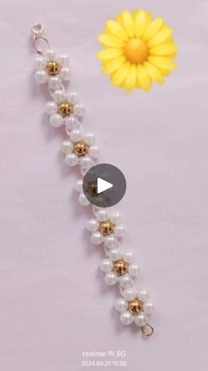 How To Make Pearl Flowers, Daisy Beads Tutorial, Beaded Daisy Bracelet, Flower Beaded Bracelet, Beaded Daisy, Friendship Bracelets Tutorial, Fancy Sarees Party Wear, Daisy Bracelet, Beaded Bracelets Tutorial