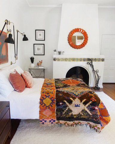 6 Unexpected Ways to Decorate With an Area Rug Modern Bohemian Bedroom, California Boho, Best Bedroom Designs, Cute Dorm Rooms, Bohemian Bedroom Decor, Room Transformation, Salalah, Bohemian Bedroom, Design Hotel