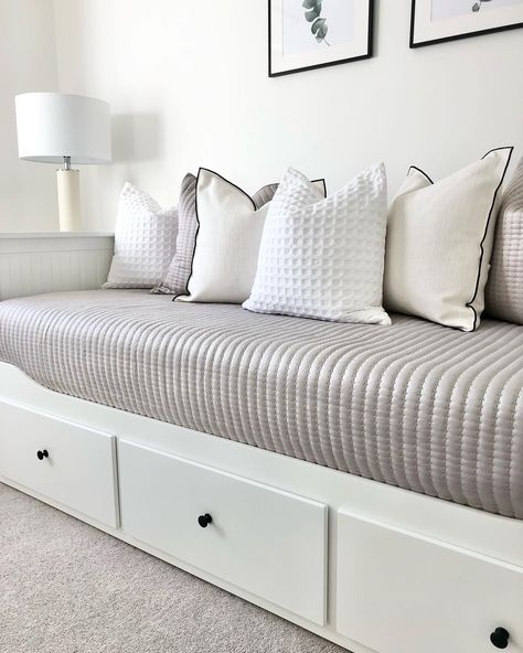 Spare Bedroom Ideas With Daybed, Guest Bedroom Ideas Single Bed, Spare Single Bedroom Ideas, Single Guest Bedroom Ideas, Ikea Daybed Room Ideas Small Spaces, Hemnes Daybed Ideas, Ikea Hemnes Daybed Styling, Day Beds Ideas Small Spaces, Small Single Bedroom Ideas