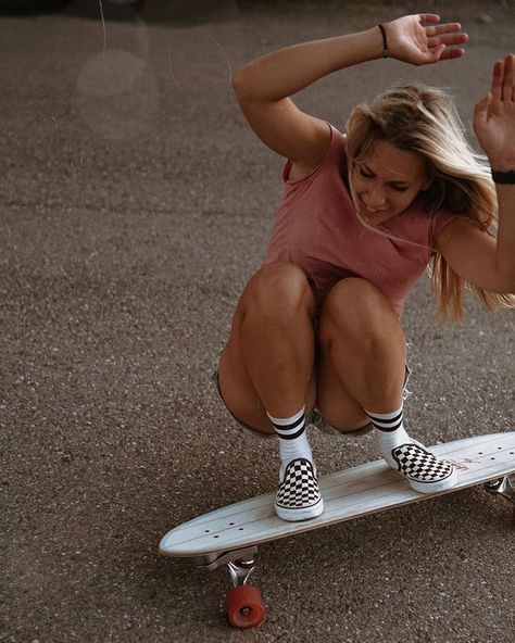 Skateboarder Costume, Surf Aesthetic Outfit, Skate Pics, Skater Photoshoot, Movement Reference, Surfer Girl Outfits, Workout Basketball, Skater Chick, Skater Hoodie