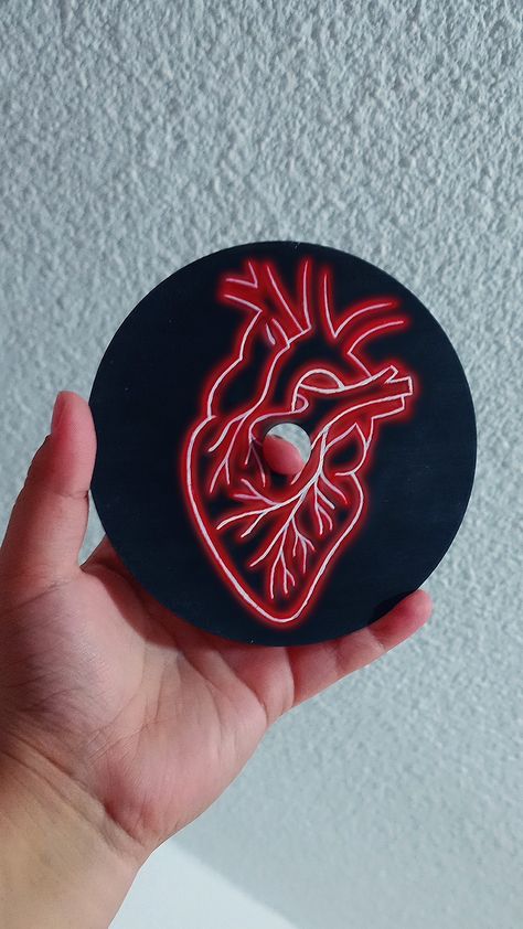 #CDart #NeonHeart #DIY Painting Records Ideas, Ideas Para Pintar Cd, Painting On Cds Aesthetic, Painting Ideas On Cds, Cd Design Ideas Cd Art, Diy Cds Ideas, Dvds Pintados, Painted Cds Aesthetic, Decorated Cds