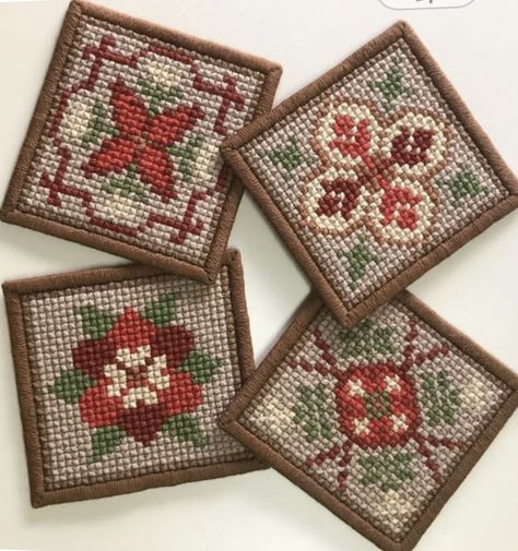 Cross Stitch Coasters, Cross Stitch Cushion, Round Table Mats, Cross Stitch Geometric, Cross Stitch Fonts, Vintage Cross Stitch, Winter Cross Stitch, Fabric Coasters, Embroidery Gifts