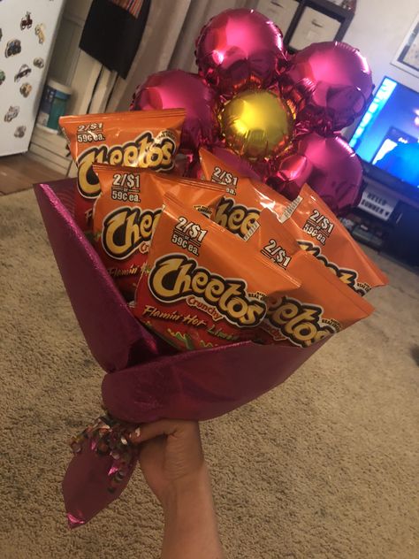 I made a chip bouquet for my sisters graduation, very easy and affordable ! Hot Cheetos Flower Bouquet, Chips Bouquet Gift Ideas, Chip Bouquet Diy, Taco Bouquet, Skittles Bouquet, Chips Gift Ideas, Chips Bouquet, Food Bouquet Ideas, Chip Bouquet