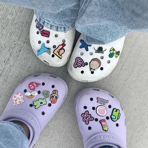 Jibitz 1500 set Croc Colors, Jibbitz Crocs Ideas, Croc Jibbitz Ideas, Croc Decorations, Crocs With Jibbitz, Crocs Aesthetic, Cross Shoes, Crocs Fashion, Y2k Girl