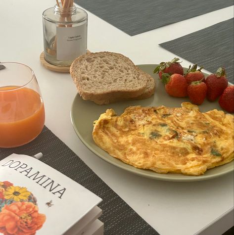 Omlet Aesthetic, Aesthetic Lunch Ideas, Productive Goals, Aesthetic Healthy Breakfast, Living Deliciously, Healthy Breakfast Aesthetic, Lifestyle Vision Board, Ideas Healthy Breakfast, Omlet Recipes