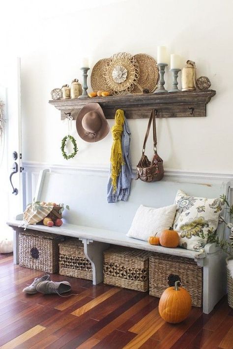 27 Cozy And Simple Farmhouse Entryway Décor Ideas - DigsDigs Rustic Farmhouse Entryway, Muebles Shabby Chic, Small Foyer, Church Pews, City Farmhouse, Fall Entryway, Rustic Entryway, Farmhouse Entryway, Church Pew