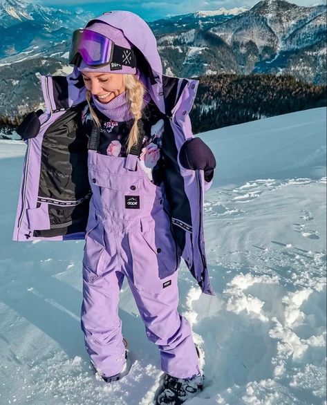 Girly Snowboard Outfit, Women Snowboarding Aesthetic, Purple Snowboarding Outfit, Dope Snow Outfits, Roxy Snowboarding Outfits, Dope Snowboard Outfit, Pink Snowboard Outfit, Snow Outfits For Women Snowboarding, Women’s Ski Outfit