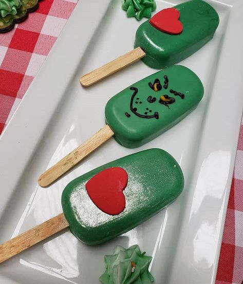 Xmas Cakesicles, Grinch Cakesicles, Cake Cycles, Grinch Cake Pops, Protein Cake Pops, Cake Sickles, Grinch Christmas Treats, Christmas Cakesicles, Christmas Cake Pops Recipe