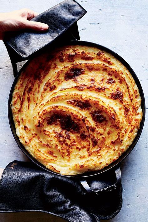 This quick and easy 1-hour herb scented mashed potato recipe incorporates heavy cream, rosemary, sage, garlic and potatoes to create the ultimate side dish recipe meets Thanksgiving recipe.#thanksgivingrecipes #thanksgivingsides #sidedishes #sidedishrecipes #mashedpotatoes #mashedpotatorecipes Herbed Mashed Potatoes Recipe, Herbed Mashed Potatoes, Buttery Mashed Potatoes, Mashed Potatoes Recipe, Vegetarian Bake, Easter Dinner Recipes, Potato Sides, Mashed Potato Recipes, Potato Side Dishes