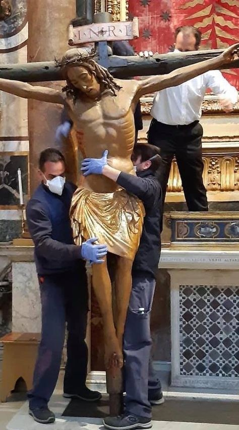 Miraculous crucifix from 1522 plague moved to St. Peter’s for pope’s ‘Urbi et Orbi’ blessing Roman Catholic Art, Crucifix Art, Saint Peter Square, Catholic Crucifix, John Paul Ii, Pope John, Religious Images, St Peter, Roman Catholic Church