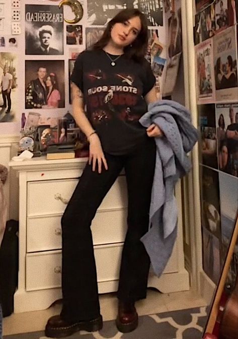 Vintage Rockstar Outfit, Rocker Gf Aesthetic Outfit, Rockstar Girlfriend Aesthetic Outfits Winter, Rock Gf Aesthetic Outfit, Rockstar Aesthetic Clothes, Rockstar Girlfriend Aesthetic Outfits Summer, Cigarettesaftersex Band Outfits, Rocker Girl Outfits Rock Style, Goth Latina Outfits