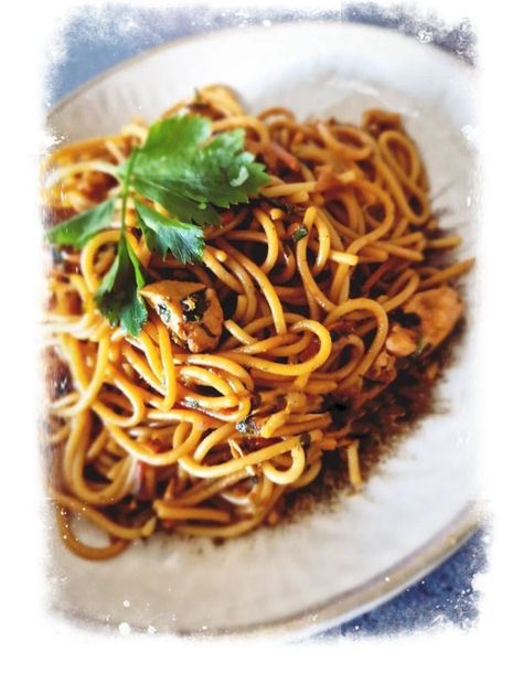 Surinaamse bami van Doleres (volgens oud familierecept) / (Gezonde) voeding en lifestyle / Blog | natasja-youngmi.com Bulgogi, Asian Recipes, Lifestyle Blog, Diner, Noodles, Comfort Food, Spaghetti, Pasta, Plating