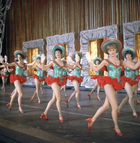 Christmas Burlesque, Vintage Showgirl, Christmas Pinup, Camp Christmas, Pictures Of Christmas, Rockettes Christmas, Hdb Interior, The Rockettes, Incredible Pictures