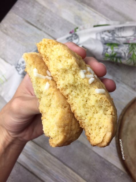 La vita è una scatola di biscotti. Hai presente quelle scatole di latta con i biscotti assortiti? Ci sono sempre quelli che ti piacciono e puoi mangiare Biscotti Light, Pistachio Biscotti, Italian Cookie Recipes, Lemon Bars Recipe, Italian Recipes Authentic, Italian Cookies, Lemon Bars, Fun Baking Recipes, Something Sweet