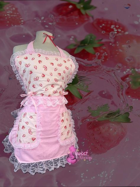 strawberry retro sweetheart Pink Apron Aesthetic, Apron Aesthetic, Strawberry Fashion, Sweetheart Apron, Strawberry Outfit, Pretty Apron, Farmers Wife, Dolly Fashion, Pink Apron