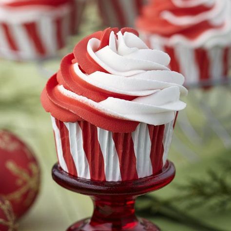 Red And White Cupcakes, White Cupcakes, Cupcake Wars, Gateaux Cake, Cupcake Decorating, Christmas Cupcakes, Yummy Cupcakes, Cupcake Ideas, Canada Day